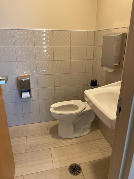 More Photos Of 208 Flax Dr, Highland Medical For Sale