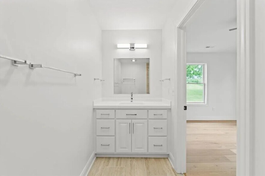 More Photos Of 1805 S 8th Ave E, Newton Specialty For Sale
