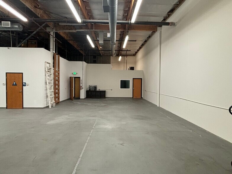 More Photos Of 11438 Knott St, Garden Grove Warehouse For Lease