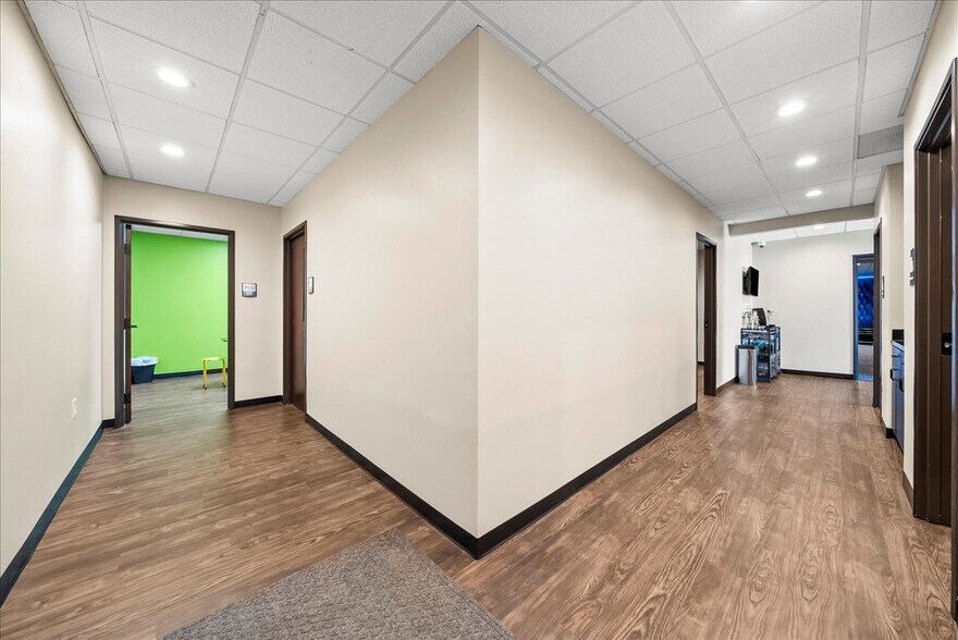 More Photos Of 106 E Princeton Dr, Princeton Storefront Retail Office For Sale