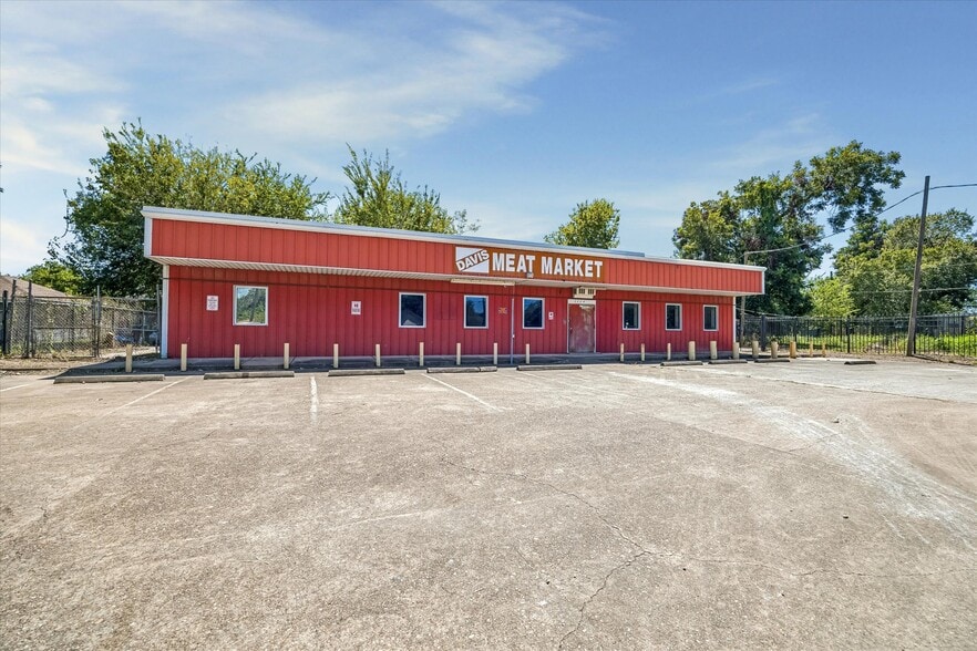 More Photos Of 2206 Lockwood Dr, Houston General Retail For Sale