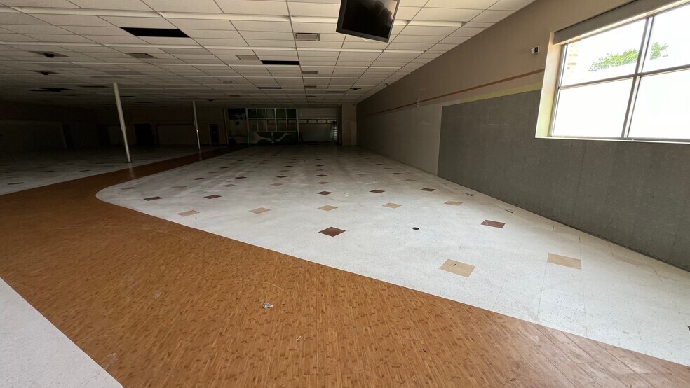 More Photos Of 1533 E Pembroke Ave, Hampton Drugstore For Lease