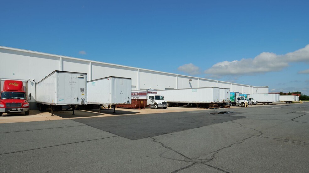 More Photos Of 23700 Pebble Run Pl, Sterling Warehouse For Lease