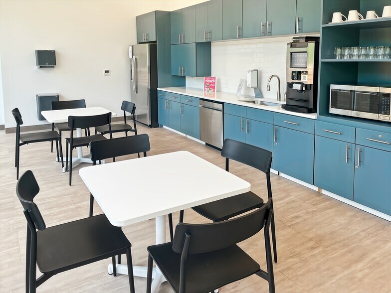 More Photos Of 4037 E Independence Blvd, Charlotte Coworking Space