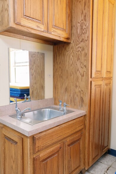 More Photos Of 1522 Weeks St, Wichita Falls Office For Sale