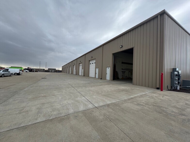 More Photos Of 2460 Fairfield St, Lawrence Industrial For Lease