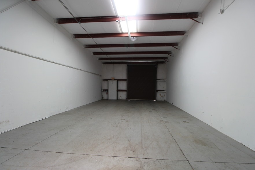 More Photos Of 1743 Independence Blvd, Sarasota Light Distribution For Lease