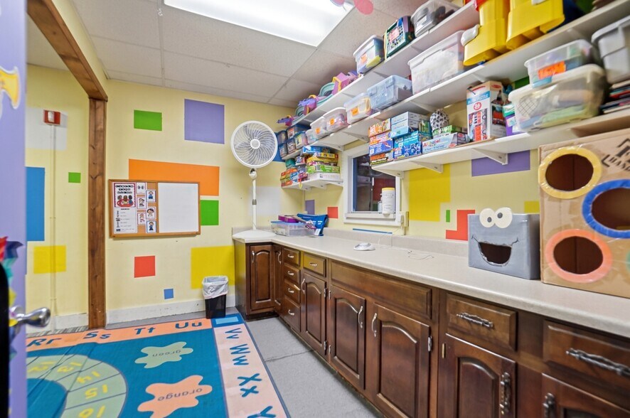 More Photos Of 213 N Broadway St, Spencerville Flex For Sale