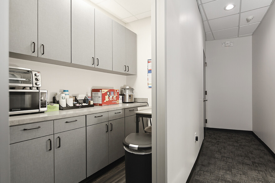 More Photos Of 114 Vision Park Blvd, Shenandoah Office For Sale