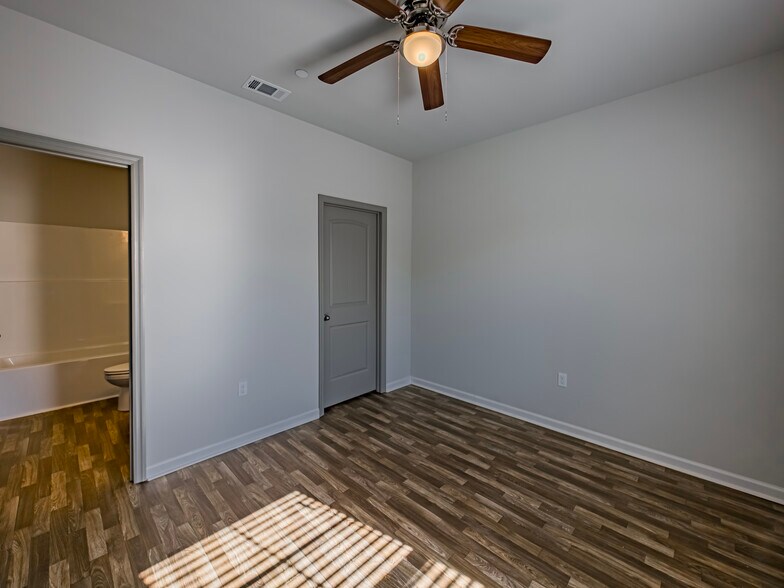 More Photos Of 1604 Lankford Dr, Valdosta Apartments For Sale