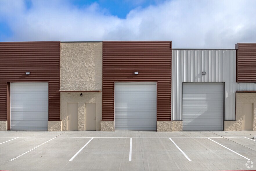 More Photos Of 8028 Dowdell Rd, Tomball Unknown For Lease