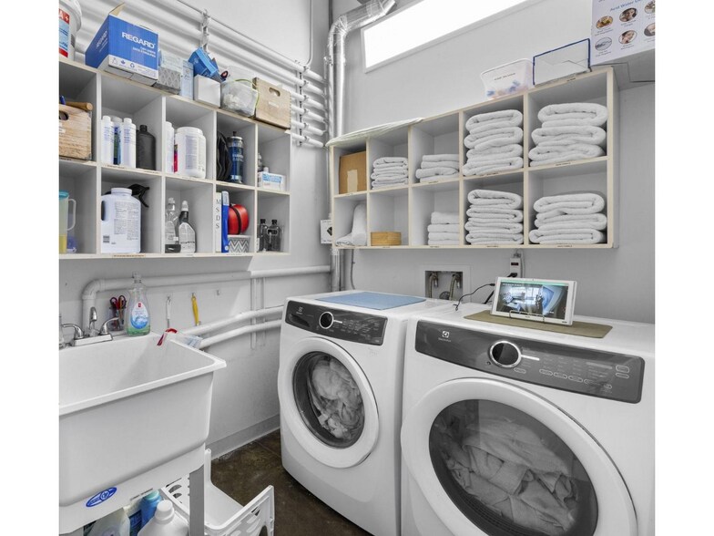 More Photos Of 1828 McCallum Rd, Abbotsford General Retail For Sale