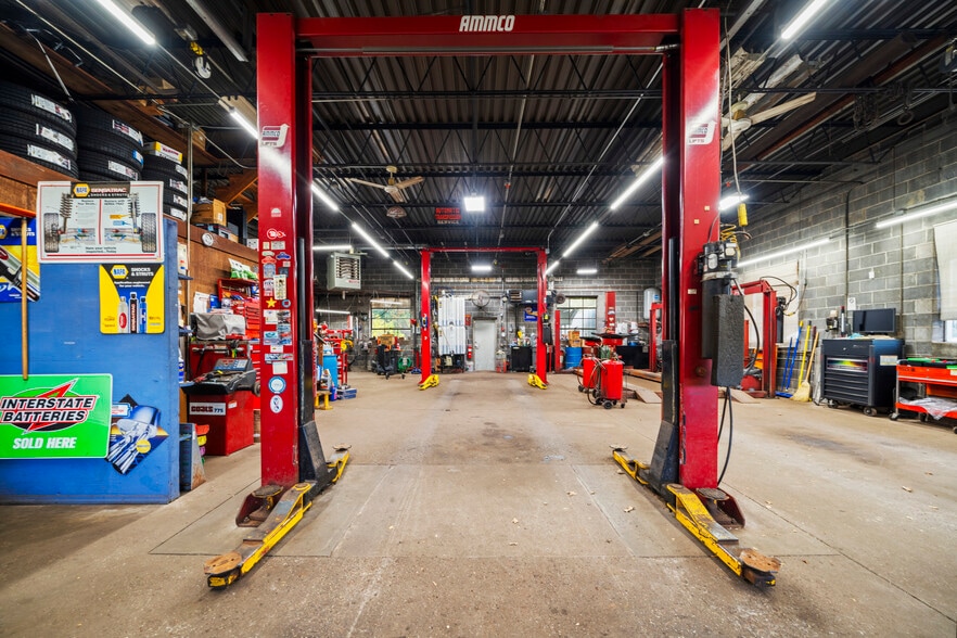 More Photos Of 457 Spring St, Windsor Locks Auto Repair For Sale