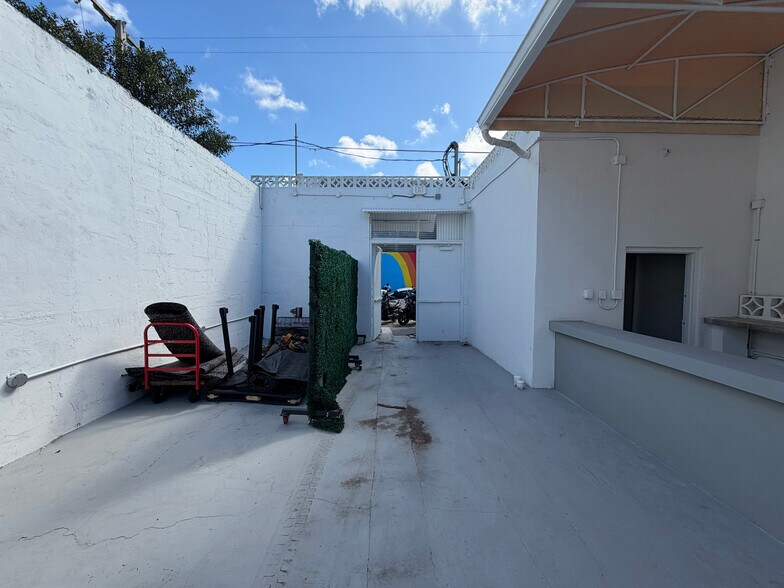 More Photos Of 345 NW 24th St, Miami Storefront Retail Office For Sale