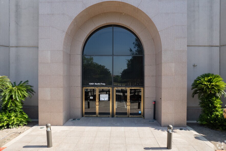More Photos Of 13401 N I-45, Houston Office For Sale