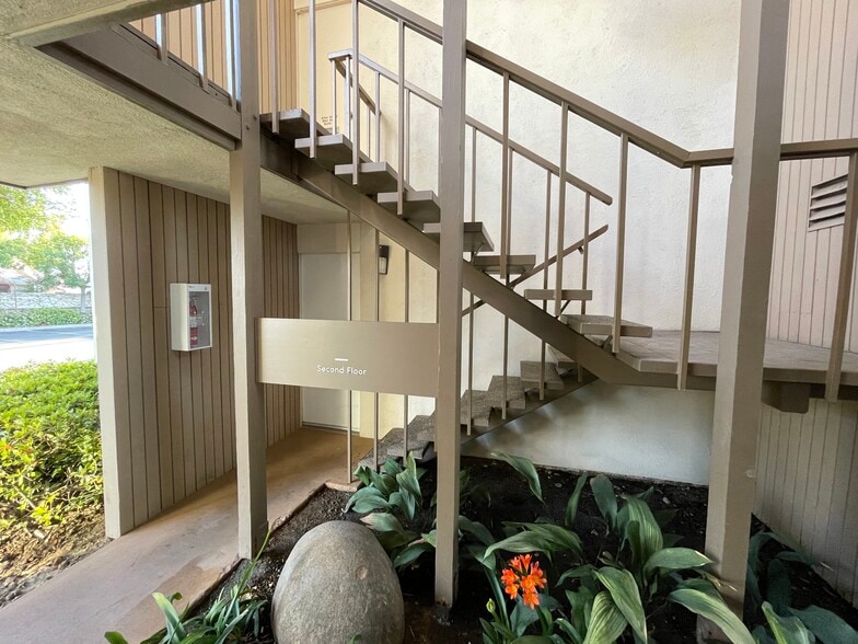 More Photos Of 850 E Chapman Ave, Orange Loft Creative Space For Lease