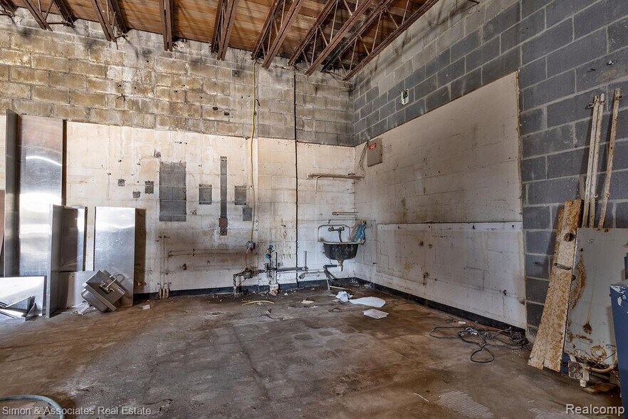 More Photos Of 465-471 S Schaefer Hwy, Detroit Freestanding For Sale