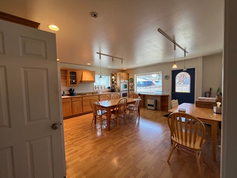 More Photos Of 1004 S Nordic Dr, Petersburg Hotel For Sale