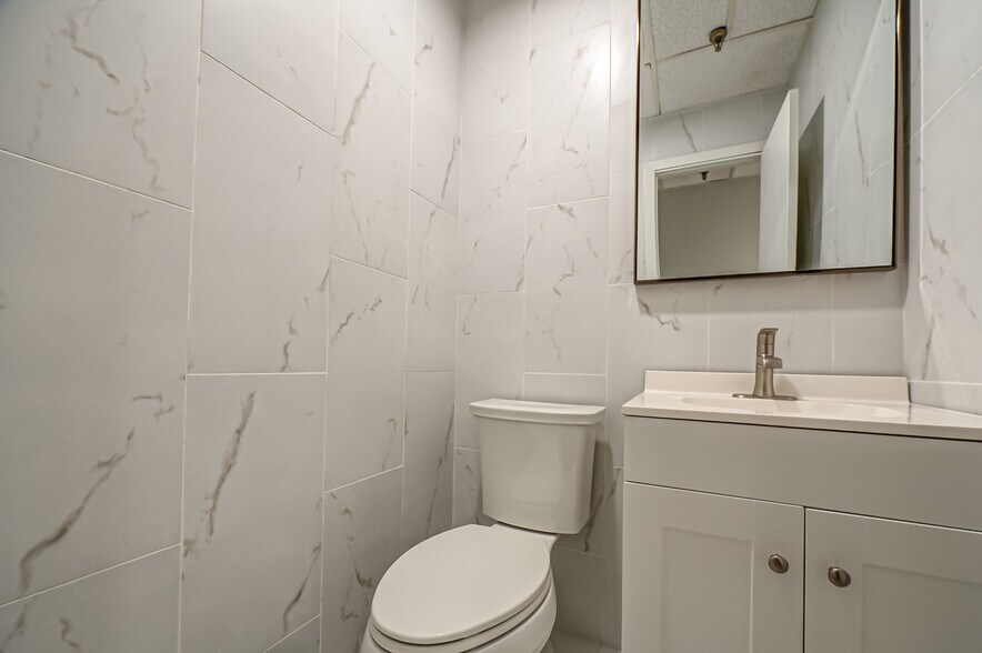 More Photos Of 609 Acorn St, Deer Park Warehouse For Sale