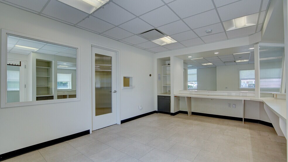 More Photos Of 2 Kings Hwy, Middletown Medical For Lease