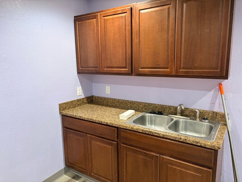 More Photos Of 515 W Bridge St, Granbury Freestanding For Lease