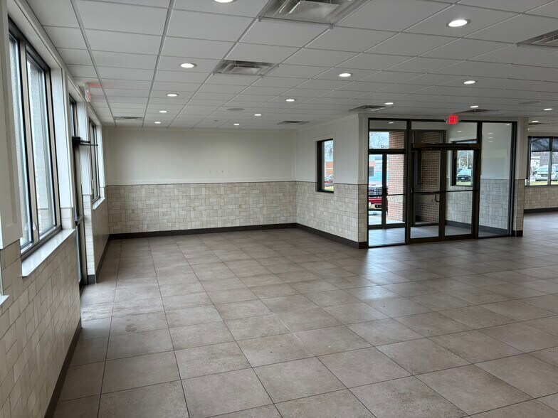 More Photos Of 1302 N 24th St, Clear Lake Fast Food For Lease