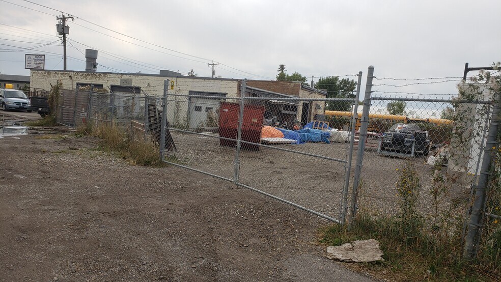 More Photos Of 746 41st Ave NE, Calgary Flex For Sale