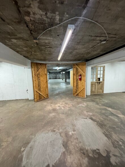 More Photos Of 113 E 6th St, Columbia Storefront For Lease