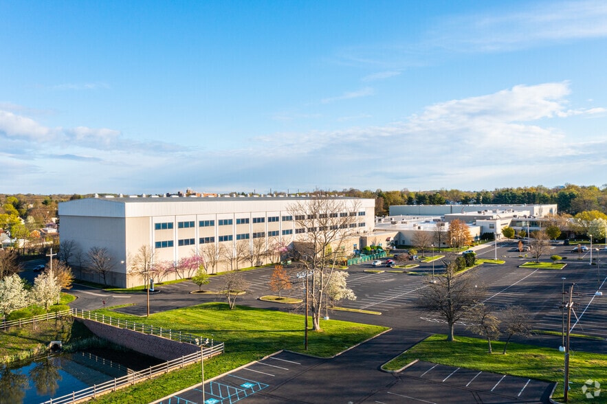 More Photos Of 330-339 S Warminster Rd, Hatboro Warehouse For Lease