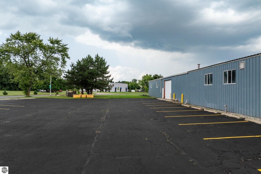 More Photos Of 910 Industrial Dr, Mount Pleasant Warehouse For Sale