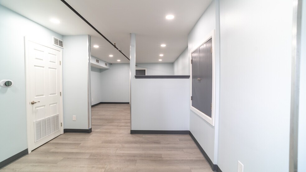 More Photos Of 125-127 Byassee Dr, Hazelwood Warehouse For Lease