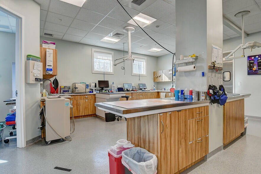 More Photos Of 9650 Shore Dr, Norfolk Veterinarian Kennel For Sale