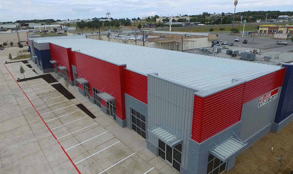 More Photos Of 105 Speer St, Azle Light Distribution For Lease