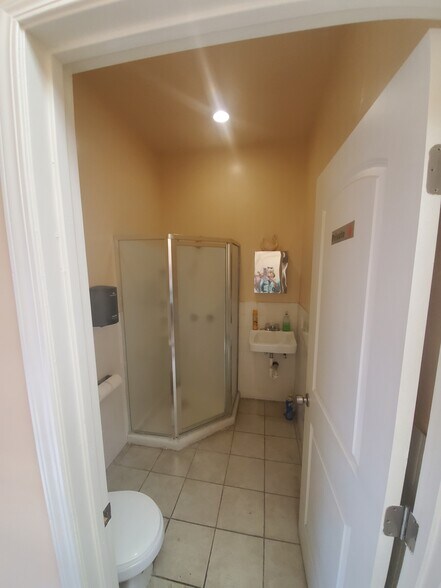 More Photos Of 5635 Cahuenga Blvd, North Hollywood Storefront Retail Office For Sale