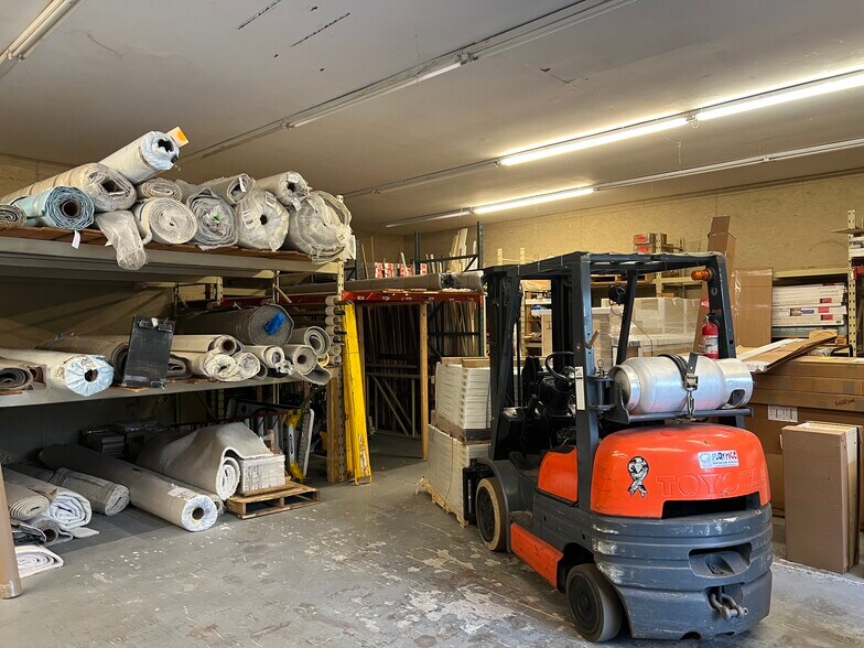 More Photos Of 14 Palmetto Business Park Rd, Hilton Head Island Showroom For Sale