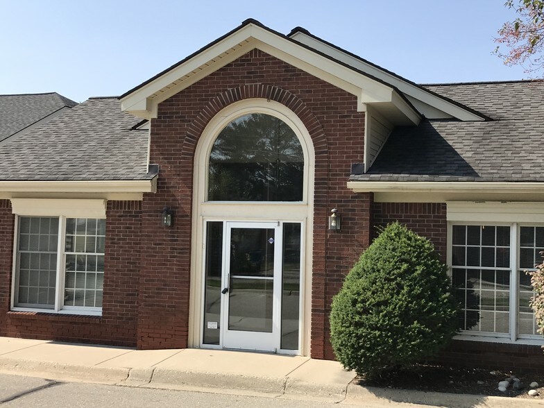 More Photos Of 4345 Meigs Ave, Waterford Office For Lease