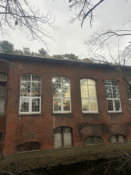 More Photos Of 70 Moshassuck Rd, Lincoln Manufacturing For Lease