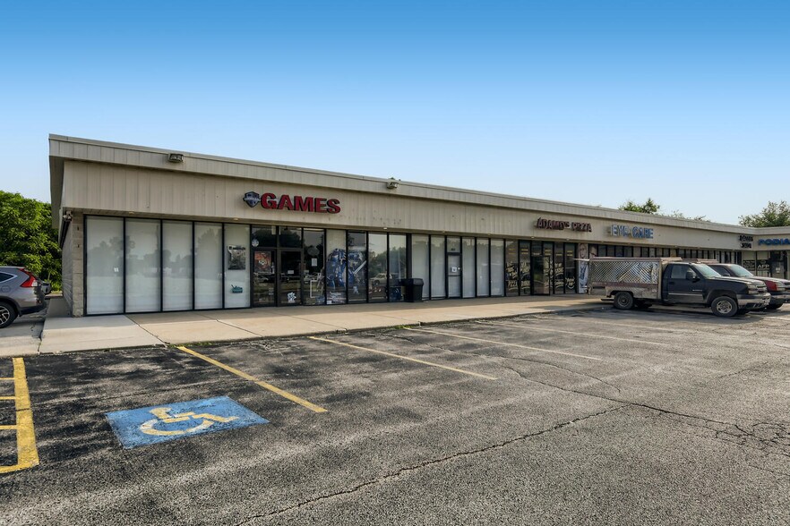 More Photos Of 805-845 N Roselle Rd, Schaumburg Unknown For Lease