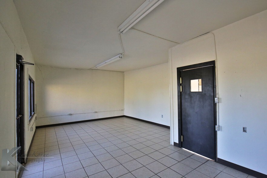 More Photos Of 1583 S 1st St, Abilene Light Distribution For Sale