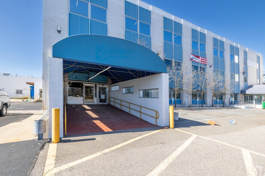 More Photos Of 1724 Fifth Ave, Bay Shore Warehouse For Lease