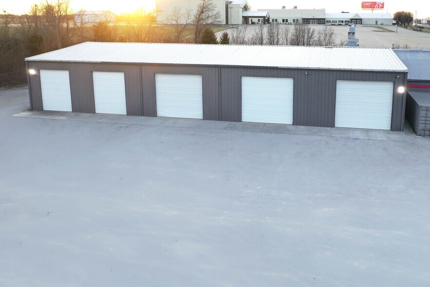 More Photos Of 701 SW 1st St, Oak Grove Industrial For Lease