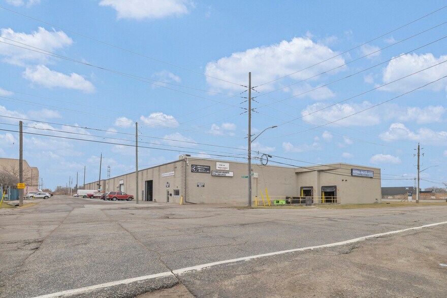 More Photos Of 4790 North Service Rd E, Windsor Distribution For Lease