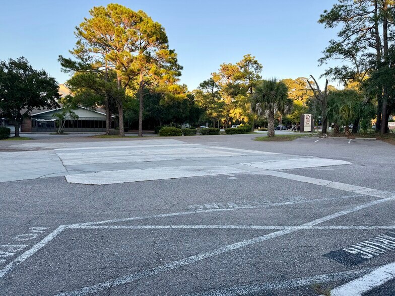 More Photos Of 3 Regency Pky, Hilton Head Island General Retail For Sale