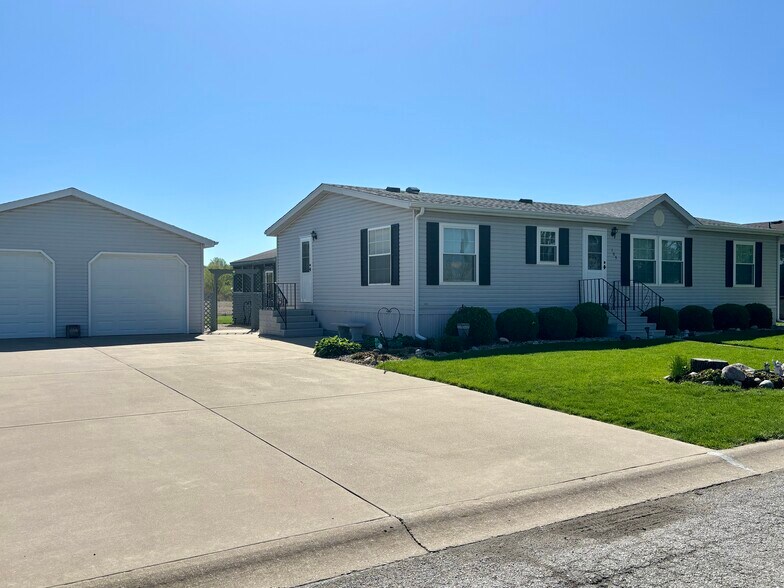 More Photos Of 104 Enterprise Dr, Chenoa Manufactured Housing Mobile Home Park For Sale