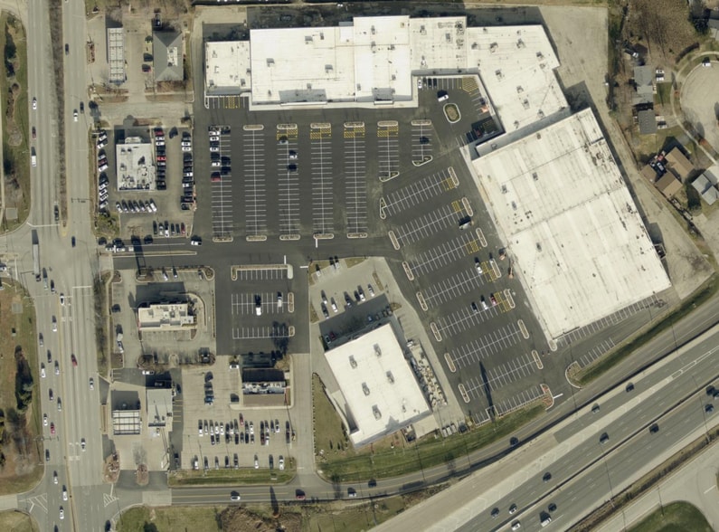 More Photos Of 350 S Bolingbrook Dr, Bolingbrook Unknown For Lease