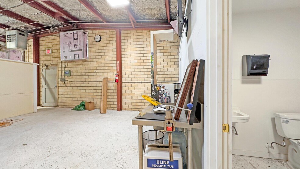 More Photos Of 115 Engel St, Houston Flex For Lease