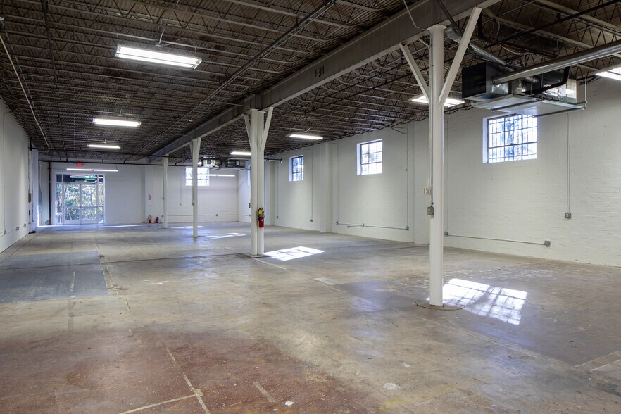 More Photos Of 1190-1194 Huff Rd NW, Atlanta Showroom For Lease