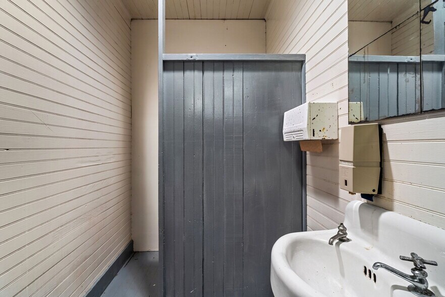 More Photos Of 121452 State Hwy 101, Orick Office For Sale