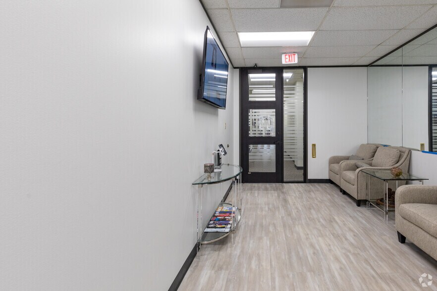 More Photos Of 701 N Post Oak Rd, Houston Office For Sale