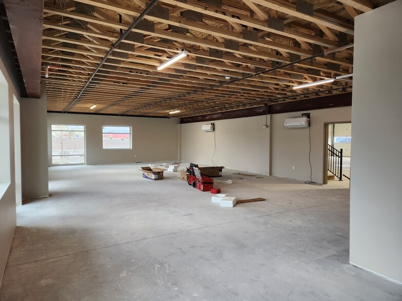 More Photos Of 1107 Southgate, Windsor Manufacturing For Lease